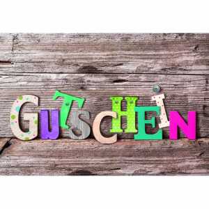 Gutscheinkarte bunte Buchstaben auf Holz