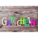 Gutscheinkarte bunte Buchstaben auf Holz