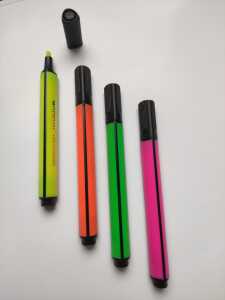 Textmarker triagonal mit schräger Spitze (4.0 mm), 4 Farben, im Etui