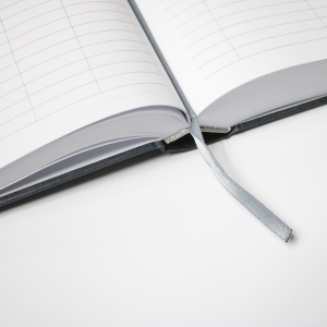 2026 ADINA Dickes Reservierungsbuch A4 schwarz 1 Tag auf 2 Seiten