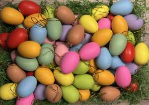 ADINA Kunststoffeier 6cm 100er bunt mit Aufhänger