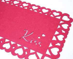 Tischset Kiss aus Filz XL 45x30cm mit gelasertem Herzen