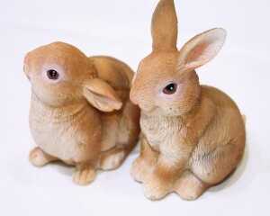 Toller Hase 9x6,7x5,1cm aus Kunst-Harz, 2 Posen sortiert  Lieferumfang 2 Stück sortiert