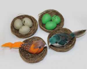 Vogel im Nest + Eier im Nest zwei handgeflochtene Rattan