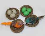 Vogel im Nest + Eier im Nest zwei handgeflochtene Rattan
