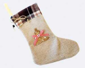 Jute Santastiefel XL 28x20cm mit Stoffkarorand mit Holzapplikation verziert