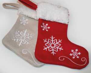 2x Geschenkstiefel XL aus Filz 27x11cmmit feiner Stickerrei Lieferumfangsortiert
