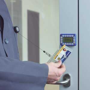 Durable Namensschild 54x85mm tr 10St Hartbox mit Ausweishalter