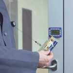 Durable Namensschild 54x85mm tr 10St Hartbox mit Ausweishalter