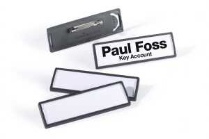 Durable Namensschild 17x67mm 25St sw mit Nadel und Rahmen