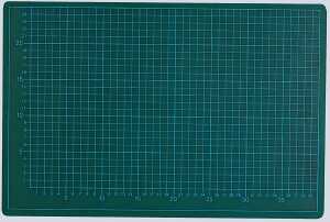 Schneidematte, 30x22cm, grün/schwarz 5-lagig, mit 10-und 50mm Teilung.