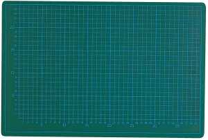 Schneidematte, 45x30cm, grün/schwarz 5-lagig, mit 10-und 50mm Teilung.