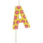 Buchstabenkerze A gelb rosa Blumen, zur Dekoration von...